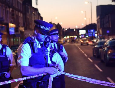 Βρετανία: Ο ιμάμης γλίτωσε τον δράστη από το λιντσάρισμα στην επίθεση στο τζαμί του Λονδίνου (φωτό, βίντεο)